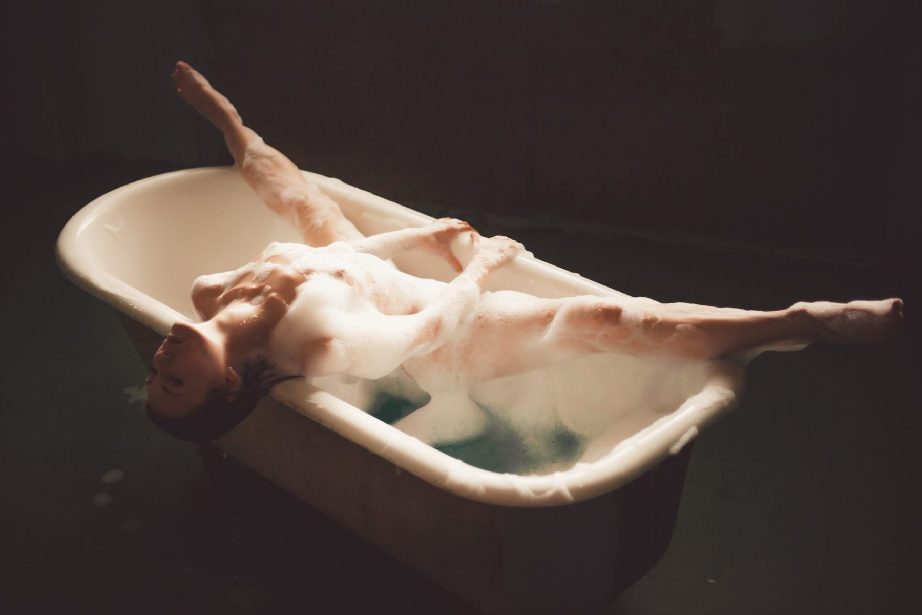 bathtub-sexy-girl-portrait