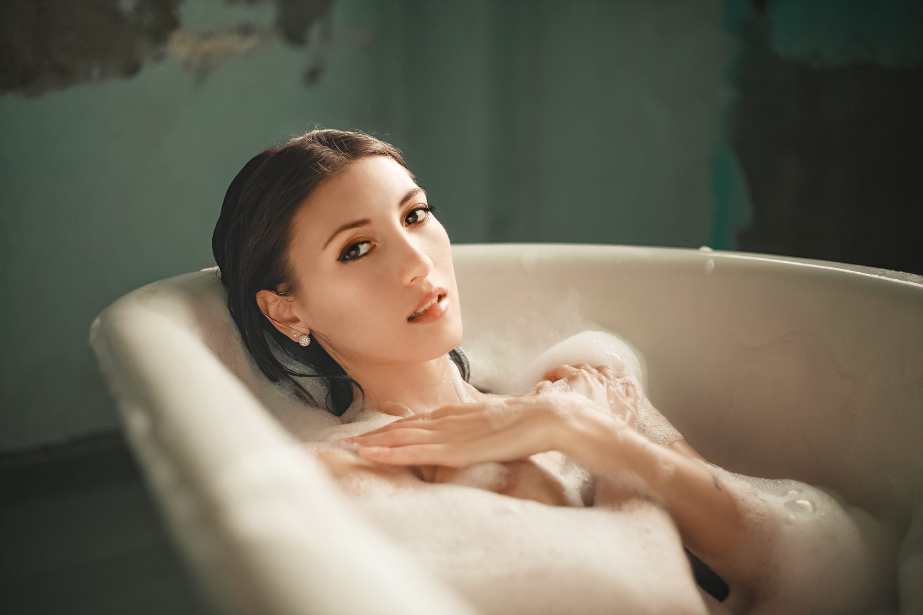 Saju-model-bathtub-portrait