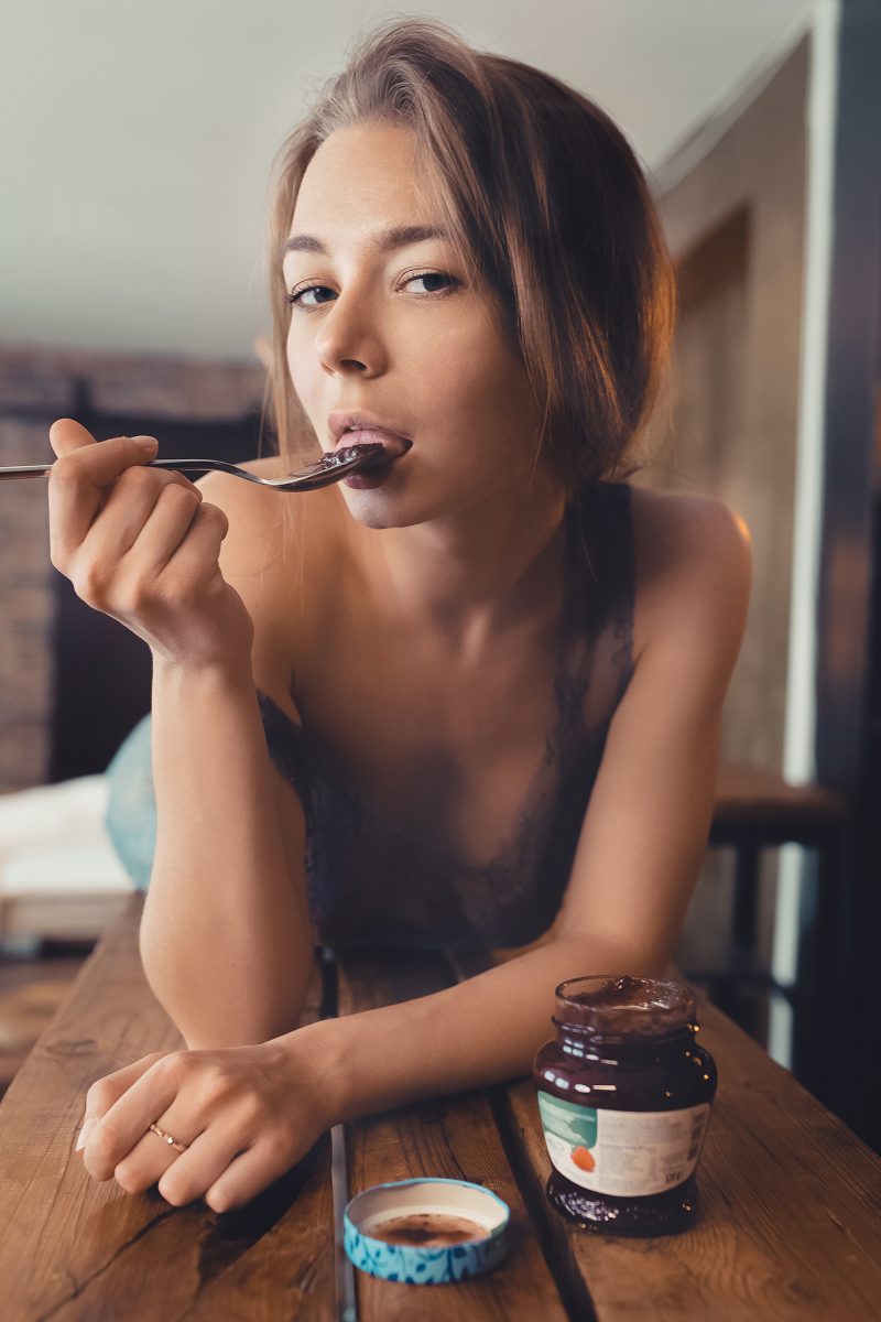 jam-girl-eating-portrait
